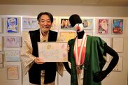 『稲川芸術祭』メイン写真　稲川淳二(左)「稲川賞 award2022」受賞者に贈られる栄光の「グリーンちゃんちゃんこ」(右)
