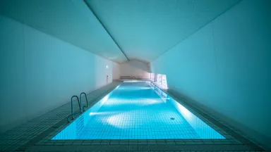 貸し切り室内プライベートプールには温泉ジャグジーやサウナも併設