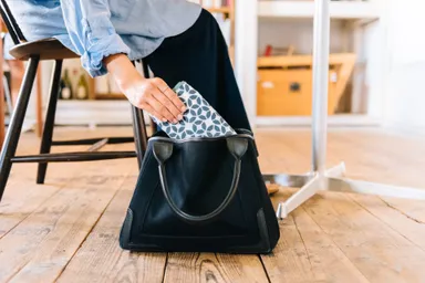 コンパクトに畳んで持ち運び可能です。ハンカチとしても。