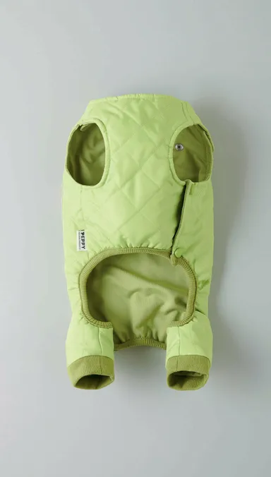 肩とウエストでスナップボタン留め。