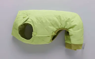 足を通すだけの簡単装着。