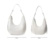 左から新作の「Big Oval bag(ビッグオーバルバッグ)」、既存の「Oval bag(オーバルバッグ)」サイズ比較