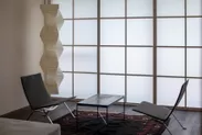 客室「紙 shi」壁から天井にハタノワタルの和紙が使用されている。