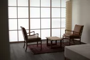 客室「絹 ken」壁から天井には、地元・城端のしけ絹が使われている。