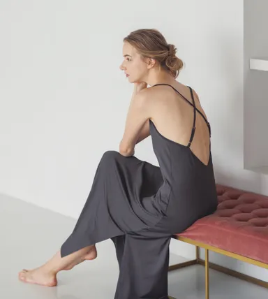 ドラマチックな後ろ姿が印象的。落ち感の美しい素材で、とろんとしたリッチな肌触りを楽しめます。