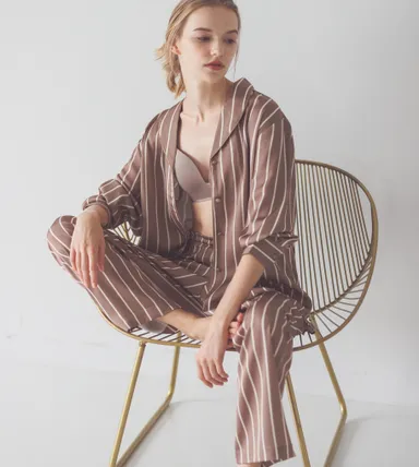 細めのピンストライプで余裕のあるカジュアル感を演出。袖元にもボタンがついていて、きちんと感も忘れません。