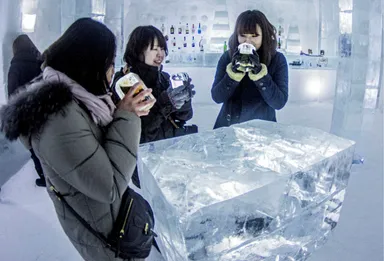 アイスバーで乾杯