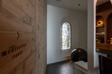 瞑想室では静かに自分と向き合う時間を過ごせる