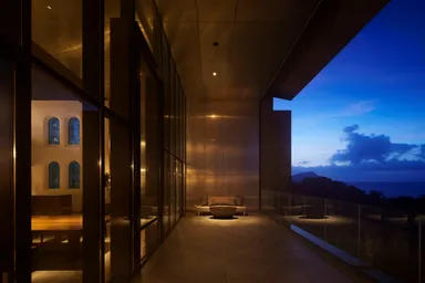 日が沈んだ後の幻想的な景色に日中とは違う趣を感じる