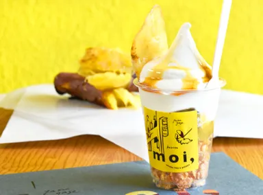 ソフトクリームにつぼやきいものペースをトッピング「moi,ソフト」500円(税込)