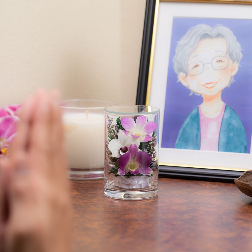 お花の色合いそのまま 22年8月より長期間飾れる グラスフラワー お供え花 の新アレンジ1本販売がスタート 株式会社アプラスのプレスリリース