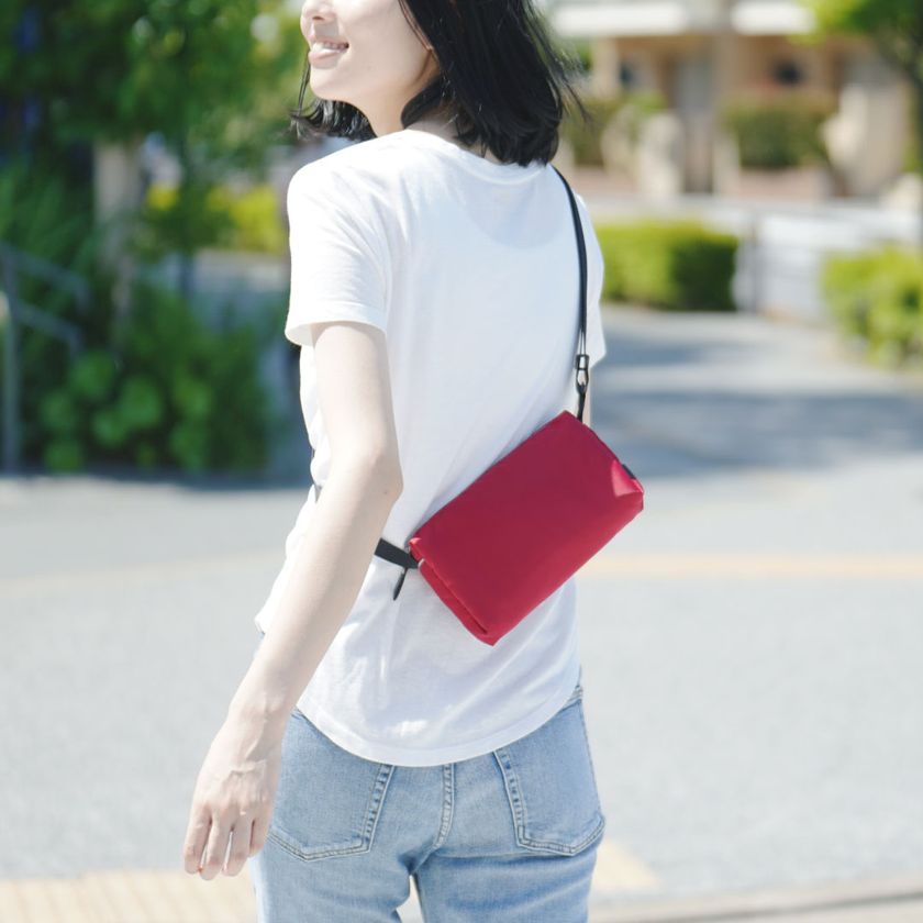 ポケット感覚の次世代バッグ！95gの超軽量ミニショルダー 先行