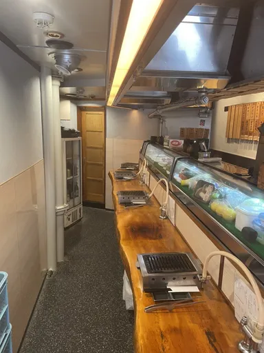 『立喰い焼肉 治郎丸』店内