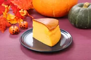 ハロウィンシーズンにぴったりの色鮮やかなオレンジ色のチーズケーキ