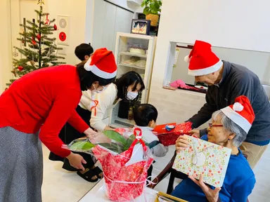 クリスマスに高齢者サンタからプレゼント