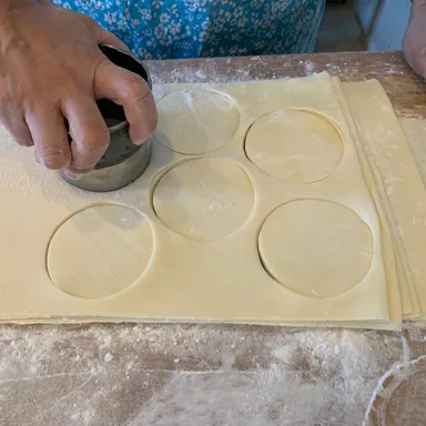 うどんの生地を伸ばしてくり抜く