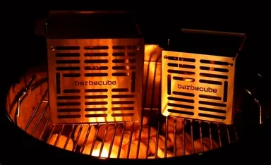 夜のバーベキューシーンに