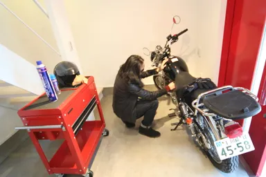 ガレージスペースでバイクのメンテナンス