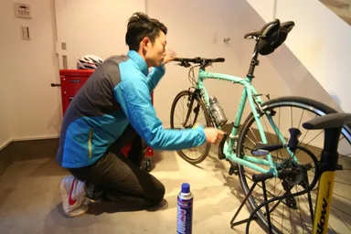 ガレージスペースでロードバイクのメンテナンス