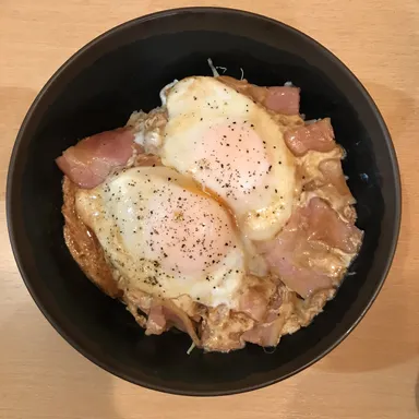 ベーコンエッグ丼