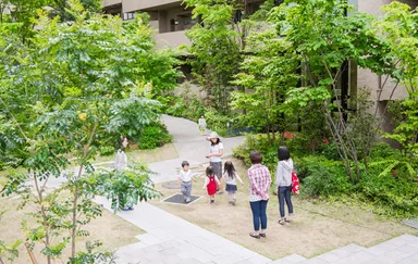 「5本の樹」計画に基づいて植栽が施された積水ハウスの集合住宅の事例