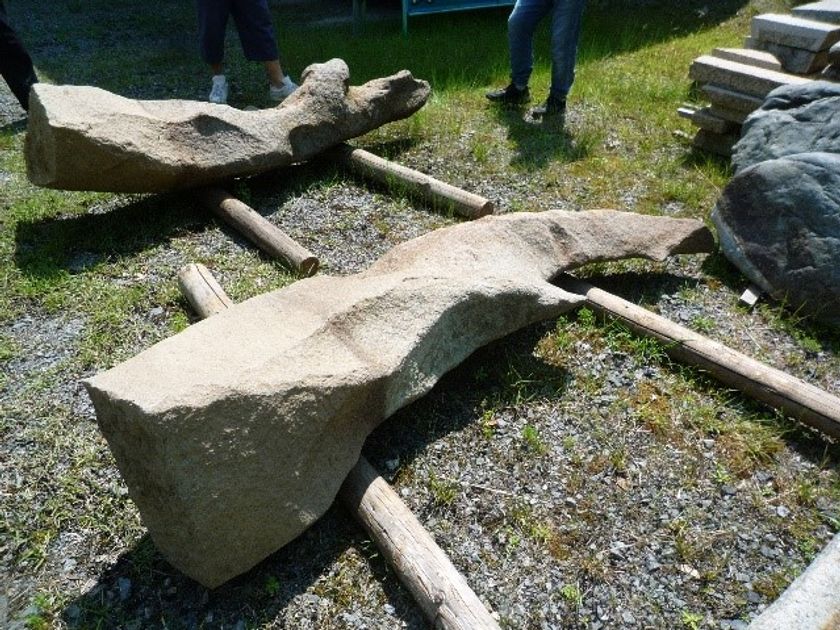 ~ 鞍馬線全線運転再開1周年記念行事 ~
二ノ瀬駅にクワガタの顎(あご)の形をした
「鞍馬石」を設置します