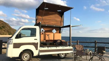 貸出される専用のバン型電動モビリティ