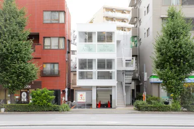 南向きで真白い外壁とシンプルでスタイリッシュなデザインの新築ビル3階にスタジオはあります