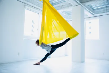 布を効果的に使いストレッチと筋力トレーニングができます