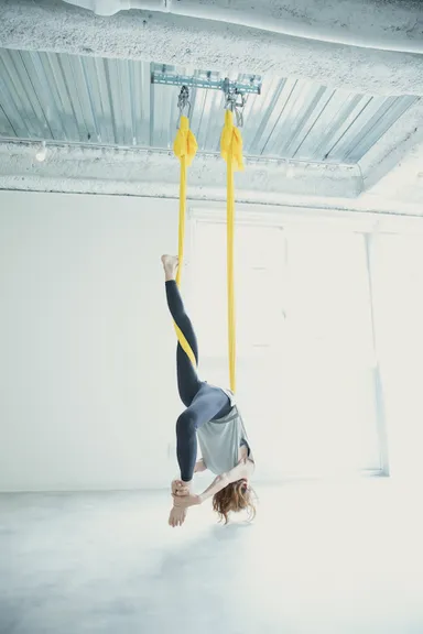 布を使うと簡単に逆さまになれるのでアンチエイジング効果も期待できます