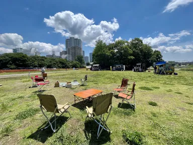 秋の陽射しと川風が心地よいひろばスペース