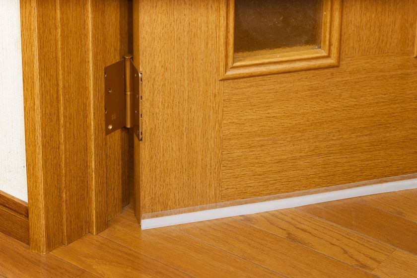 すきま風が気になる窓やドアに貼るだけで暖房効果アップ！「すきま風チューブクッション窓ドア用」10/1販売開始｜株式会社アールのプレスリリース