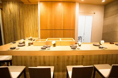 カウンター越しにふぐの魅力をお伝えします