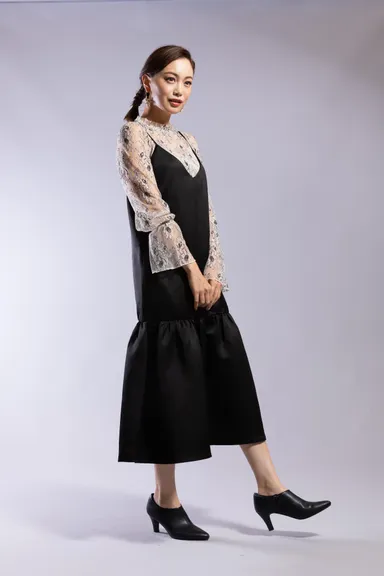 キャミソールワンピ(8,800円)、レーストップス(6,600円)