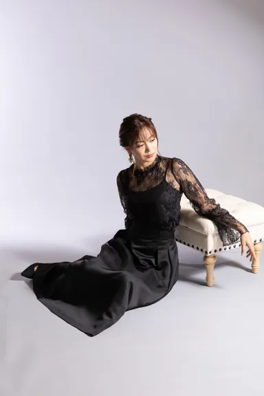 レーストップス(6,600円)、ロング丈フレアスカート(9,900円)