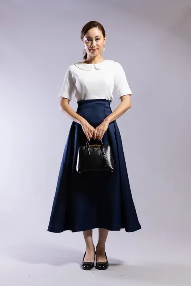 ロング丈フレアスカート(9,900円)、5分袖ニットトップス／襟付きインナー付属(9,900円)