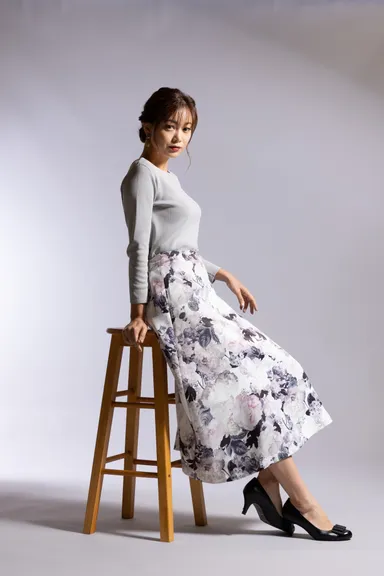 9分袖ニットトップス／襟付きインナー付属(9,900円)、セミフレアプリントスカート(8,800円)