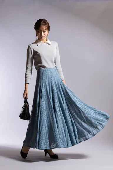 9分袖ニットトップス／襟付きインナー付属(9,900円)、レースフレアスカート(8,800円)