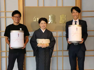 泉慶華鳳の女将(写真中央)にクラフトビール樽をお届け