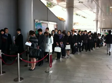 会場外で並ぶ留学生達(前回)