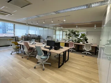 改装後の事務フロア全景