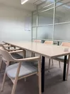 打ち合わせスペースのマルニ木材製テーブル・椅子