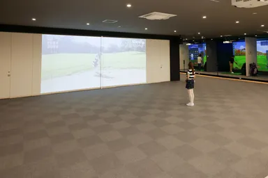 VIPルームの背壁を閉めると270インチスクリーンに
