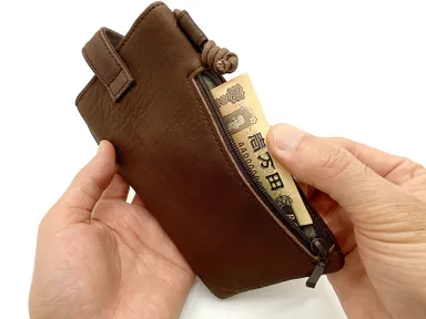 予備的に持っておきたいお札も二つ折りで入ります(1万円札も入ります)