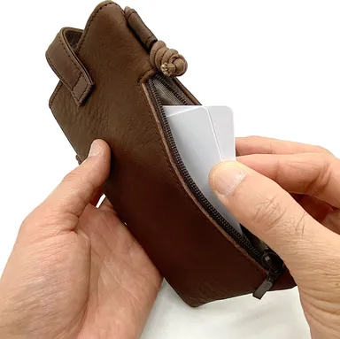 頻繁に使うカードはお財布ではなくここに入れておけば、毎回お財布を出す必要もありません