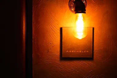 レストラン&バー「Assembler」表札