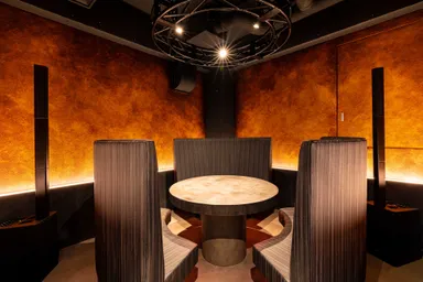 個室は非常に高級感のある内装になっている