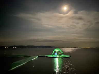 月明かりの下で