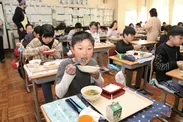 市内小学校給食時写真(イメージ)
