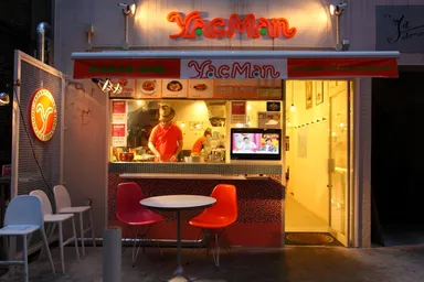 「ヤックマン」店舗外観